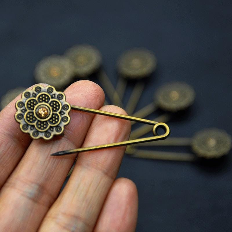 GMWD 3 Stks Kunstmatige Parel Broche, Mode Broche Pins Dubbelzijdige Parel Looper Vest Broche Pin Parel Veiligheid Pin voor Vrouwen Meisjes Thuis Bruiloft Party Decoratie