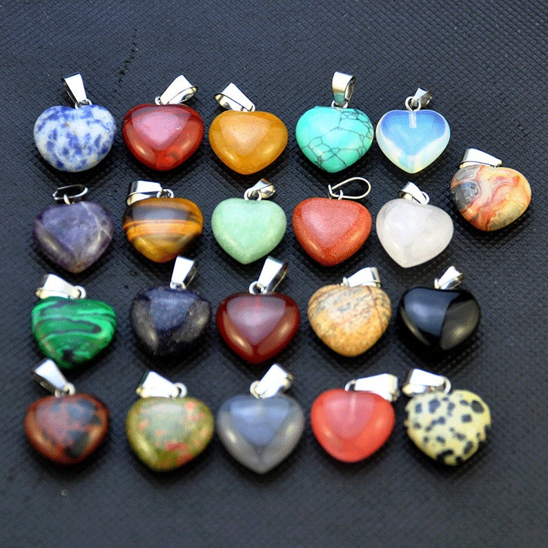 Puede incluir: Surtido de 18 colgantes de piedras preciosas en forma de coraz&oacute;n con anilla de plata. Los colgantes est&aacute;n hechos de varias piedras, incluyendo amatista, &aacute;gata, cornalina, jaspe, malaquita y turquesa.