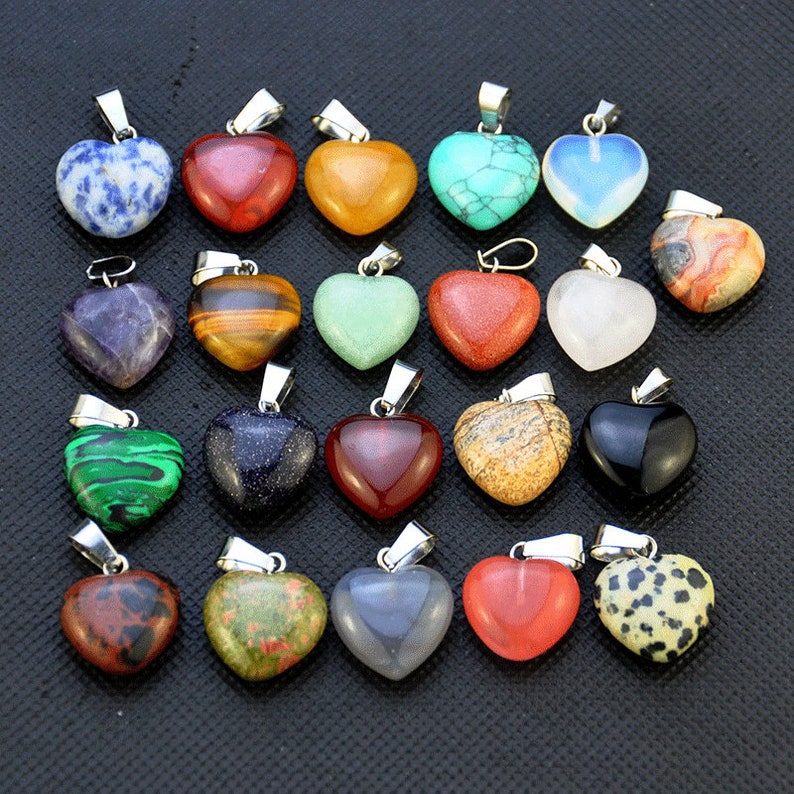Puede incluir: Surtido de 18 colgantes de piedras preciosas en forma de coraz&oacute;n con anilla de plata. Los colgantes est&aacute;n hechos de varias piedras, incluyendo amatista, &aacute;gata, aventurina, cornalina, jaspe, lapisl&aacute;zuli, malaquita, obsidiana, &oacute;nix, cuarzo rosa, ojo de tigre y turquesa.