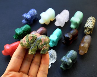 5 cm handskuren ädelstensgris, snidad stendjurssnideri, stenheminredning, djurskulptur, kristallgåvor, naturlig kristallgrisfigur