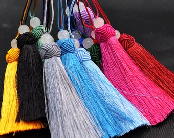 Puede incluir: Un conjunto de diez borlas coloridas con cuentas blancas. Las borlas están hechas de hilos suaves y sedosos y están disponibles en una variedad de colores, incluyendo amarillo, negro, azul claro, azul oscuro y rosa.