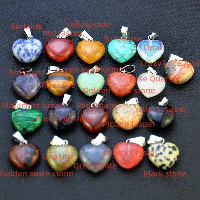 Puede incluir: Surtido de 15 colgantes de piedras preciosas en forma de coraz&oacute;n con anilla de plata. Las piedras incluyen sodalita, jaspe rojo, jade amarillo, turquesa, &oacute;palo, amatista, ojo de tigre, aventurina verde, &aacute;gata roja, jaspe paisaje, &aacute;gata negra, malaquita, unakita, &aacute;gata gris, cristal de cereza y piedra de marca.