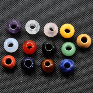 Puede incluir: Surtido de 14 cuentas redondas de piedras preciosas con agujeros en el centro. Las cuentas son de varios colores, incluyendo morado, blanco, rosa, amarillo, marr&oacute;n, rojo, negro, verde, naranja, azul y gris.