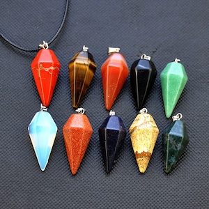 Puede incluir: Diez colgantes de piedras preciosas de diferentes colores en forma de lágrima puntiaguda. Los colgantes miden aproximadamente 5 cm de largo y tienen un bucle plateado en la parte superior para sujetarlos a un collar o pulsera.