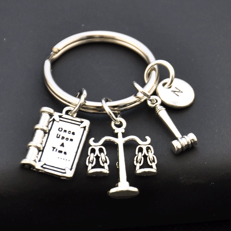 Schlüsselanhänger mit Aufschrift Trust Me I'm (Almost) a Anwälter, Anwalt, Schule, Abschluss, Geschenke, Skalen der Gerechtigkeit, Geschenk für Anwälte, Schlüsselanhänger