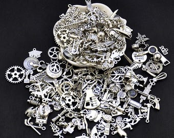 Lot De 17 Pendentifs Et Breloques Mélangés - Métaux Variés - Occasion - Parfait Pour Customiser