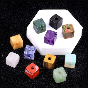 Puede incluir: Surtido de 10 pequeñas cuentas cuadradas de piedras preciosas con un agujero en el centro. Las cuentas son de varios colores, incluyendo verde, negro, morado, amarillo, azul, rojo y blanco.