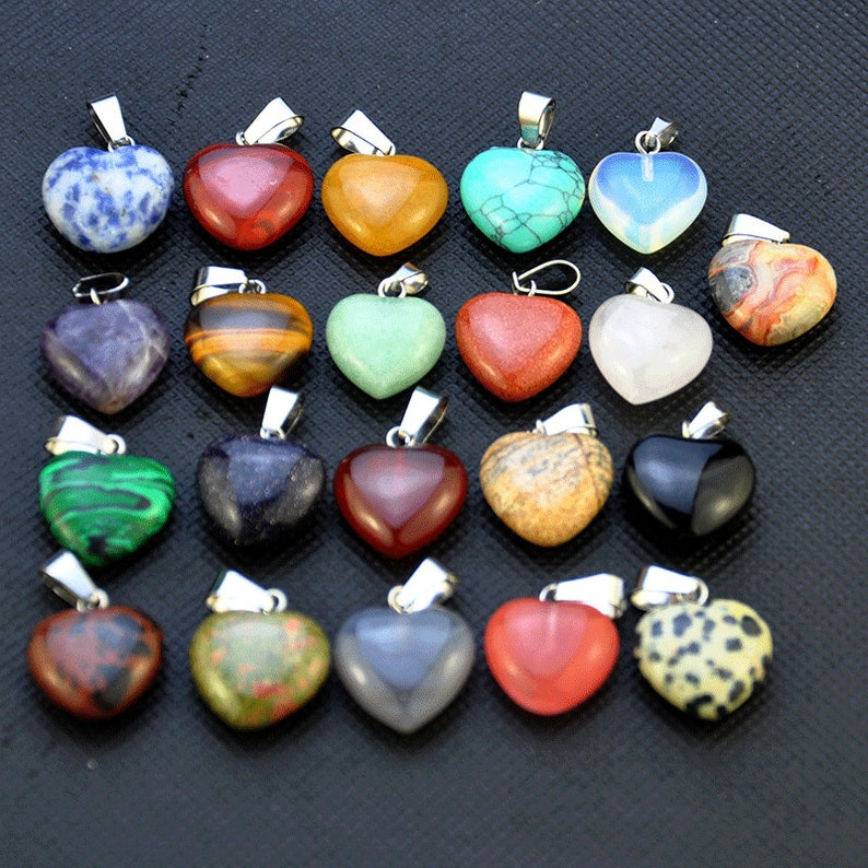 Puede incluir: Surtido de 18 colgantes de piedras preciosas en forma de coraz&oacute;n con anilla de plata. Las piedras incluyen amatista, &aacute;gata, cornalina, jaspe, malaquita, obsidiana, &oacute;palo, ojo de tigre, turquesa y m&aacute;s.