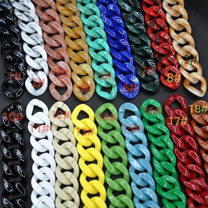 Puede incluir: Surtido de 18 eslabones de cadena de plástico de diferentes colores. Las cadenas son todas del mismo estilo, pero varían en color. Los colores incluyen negro, blanco, rosa, amarillo, verde, azul, rojo y marrón.