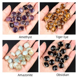 Pode incluir: Quatro conjuntos de pingentes de pedras preciosas em ametista, olho de tigre, amazonita e obsidiana. Cada conjunto apresenta várias pedras facetadas em forma quadrada com conectores de metal dourado. Os nomes das pedras estão escritos abaixo.