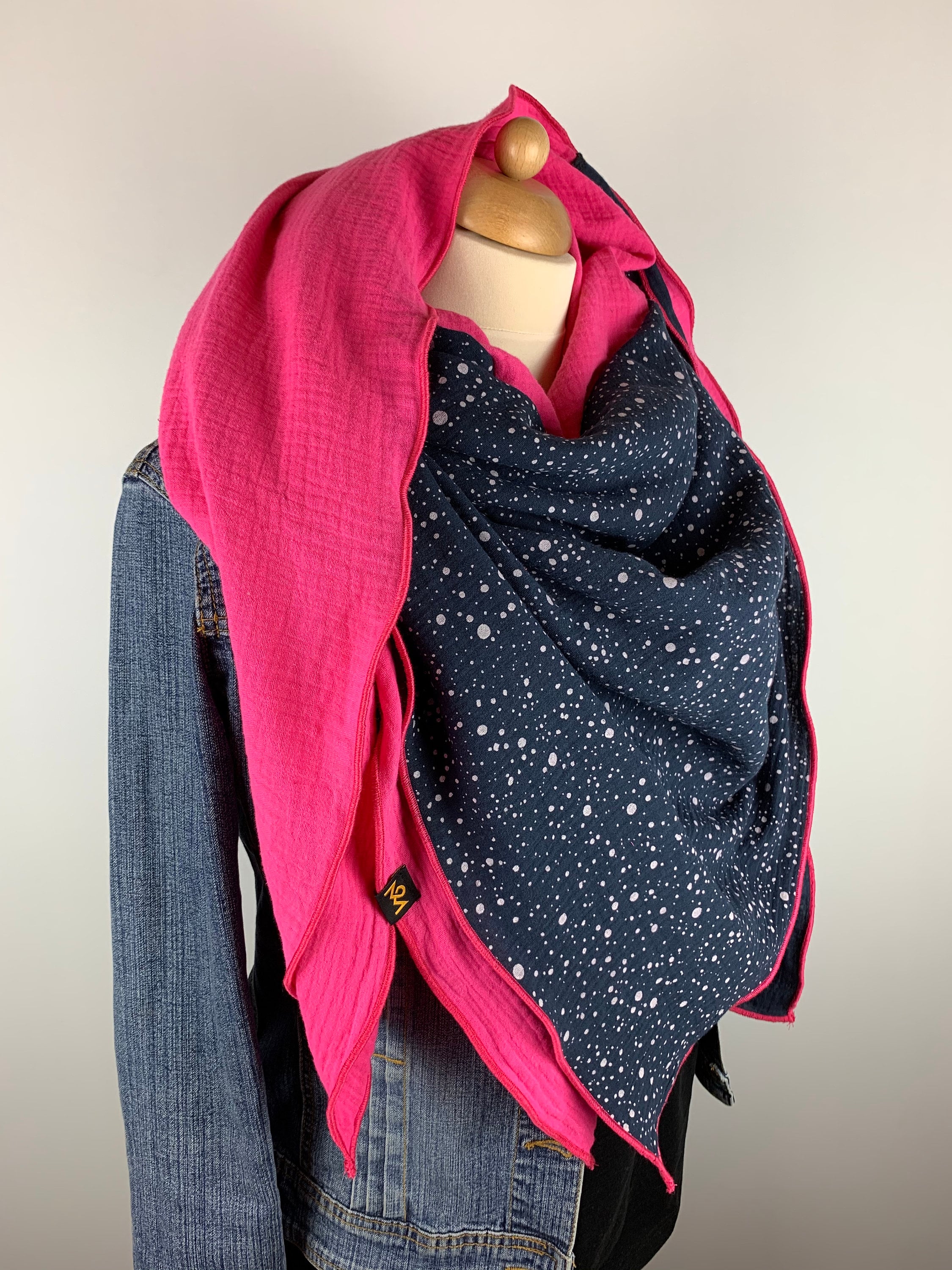 PÜNKTCHEN leichter kuscheliger Schal mit Punkten Loop erdbeerpink erdbeerrot rosa pink 