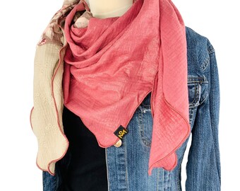 Schal aus Baumwolle in den Farben Rosa Glitzerfäden, Altrosa Rosenmuster und Beige Lochstickerei