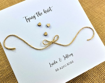 Carte de mariage ou de fiançailles personnalisée nouer des liens : coeurs en bois et ficelle