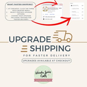 Peut inclure: Une illustration graphique d'un camion de livraison avec le texte "Upgrade Shipping" et "For Faster Delivery" en lettres dor&eacute;es. Le texte "Upgrades Available at Checkout!" est &eacute;galement inclus. L'image est sur un fond blanc avec un logo pour Wooden Spoon Crafts.