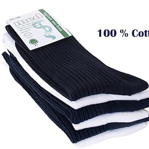 Könnte beinhalten: Ein Stapel gerippter Socken in Marineblau und Weiß. Die Socken haben ein Etikett mit der Aufschrift "med" und "hygienisch und frisch". Der Text "100% Baumwolle!" ist ebenfalls sichtbar. Die Socken sind Größe 35/36.