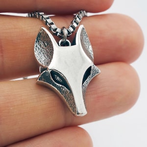 Collana con testa di volpe argentata: gioielli minimalisti con ciondolo a forma di animale