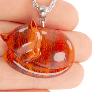 Collar de madera de padauk con forma de gato durmiendo: joyería conmemorativa para mascotas
