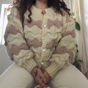 vintage handmade | chunky wool knit cardigan | size medium - large | white & dusty rose pink | mother of pearl buttons | knitwear