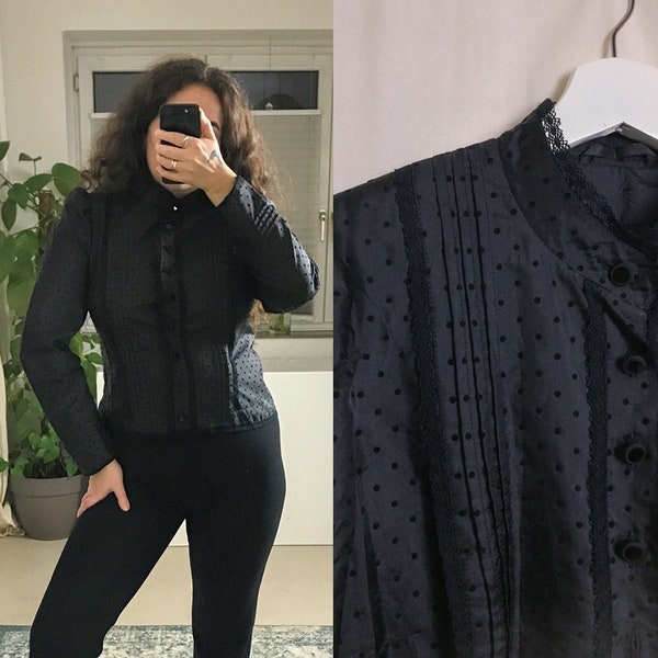 millésime | Tostmann Trachten | blouse noire à pois | taille moyenne | dentelles | Fabriqué en Autriche / Allemagne | Style landhaus