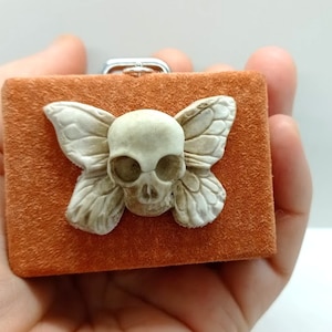 Maleta de calavera naranja en miniatura: accesorio para muñecas hecho a mano