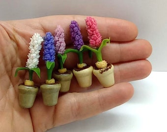 Jacinthes miniatures dans le pot en bois pour Blythe. Fleurs pour maison de poupée.