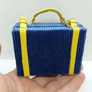 Maleta Blythe en miniatura: accesorio azul y amarillo para casa de muñecas