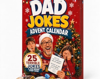 以下が含まれることがあります： DAD JOKES ADVENT CALENDARというタイトルの赤い長方形のアドベントカレンダー。番号付きの扉があり、サンタ帽とセーターを着た人物がジョークカードを持ち、その横に他の2人とクリスマスツリーが描かれています。手前には包まれたキャンディが置かれています。
