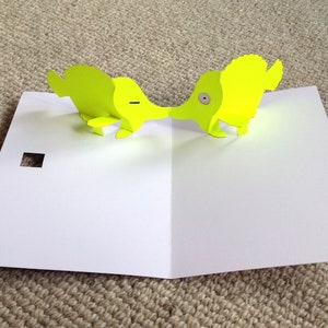 Biglietto pop-up con pesce giallo brillante