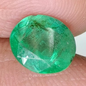 天然エメラルド 人気のファセット加工された貴重な宝石 楕円形の宝石 1.30 カラット ジュエリー作りに最適な美しいエメラルドルースストーン AN- 52