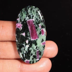 Naturlig Rubin Zoisit Oval Ädelsten (104.15 C.T) – Polerad Sten Cabochon