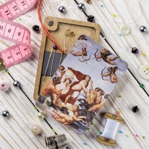Scatola per artigianato "Il Trionfo di Galatea", Porta-ricami, Vassoio porta-perline in legno con coperchio in legno, Contenitore per conservare le perline, Spilla