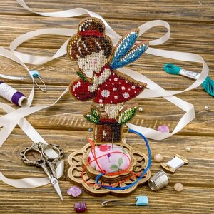 Kit fai da te per cuscino ad ago "Piccola fata", Needle Minder, ricamo di perline su legno, decorazione in legno con ricamo di perline
