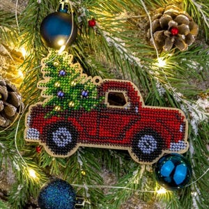 DIY julgransleksak "Röd bil med julgran" | Julgransdekoration | Julklapp | Pärlprydnad