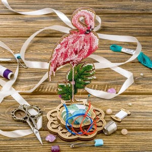 Kit fai da te per cuscino ad ago "Flamingo", Needle Minder, ricamo di perline su legno, decorazioni in legno con ricamo di perline