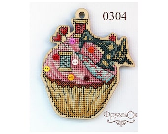 May include: A wooden craft kit featuring a cupcake with a sewing machine, buttons, and thread. The kit is labeled "0304" and "Фрузелок".