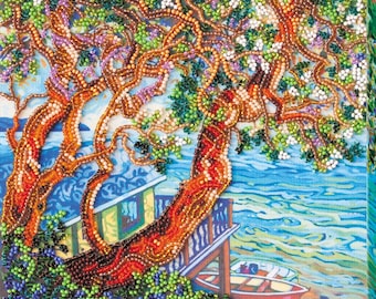 Puede incluir: Una pieza de arte en cuentas cuadrada que representa una escena costera con dos grandes árboles texturizados de color naranja y marrón sobre una pequeña estructura de madera y un bote rojo en el agua. La imagen presenta acentos de cuentas verdes, blancas y moradas.