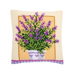 Puede incluir: Un arreglo floral de color lavanda en una maceta blanca con un borde morado, sobre un fondo amarillo. Las flores están dispuestas en un ramo y están rodeadas de hojas verdes. La imagen es un patrón de punto de cruz.
