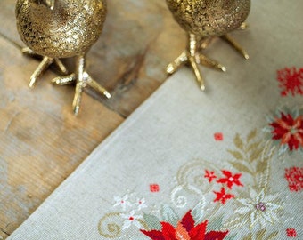 Könnte beinhalten: Zwei goldene Fasanenfiguren auf einem beigefarbenen Tischläufer mit rotem und weißem Blumendesign.