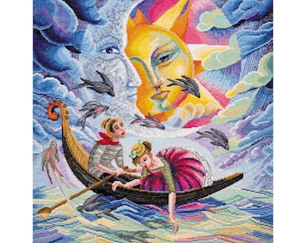 Könnte beinhalten: Eine farbenfrohe Kreuzstich-Stickerei, die ein Paar in einer Gondel auf einem Meer mit einer stilisierten Sonne und einem Mond am Himmel zeigt. Sonne und Mond sind als Gesichter mit blauem Himmel und Wolken im Hintergrund dargestellt.