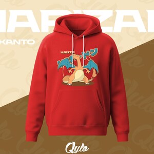 Puede incluir: Sudadera con capucha roja con un dise&ntilde;o de Charizard de dibujos animados, con alas azules y cuerpo naranja. La palabra "KANTO" est&aacute; encima del gr&aacute;fico. La palabra "CHARIZARD" est&aacute; en la parte superior. La marca "Qulo" est&aacute; en la parte inferior.