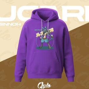 Puede incluir: Una sudadera con capucha morada con un estampado de un personaje de dibujos animados. La sudadera tiene una capucha con cord&oacute;n y un bolsillo de canguro. La palabra "Lucario" est&aacute; impresa en blanco en la parte superior, y "Sinnoh" est&aacute; encima del gr&aacute;fico.