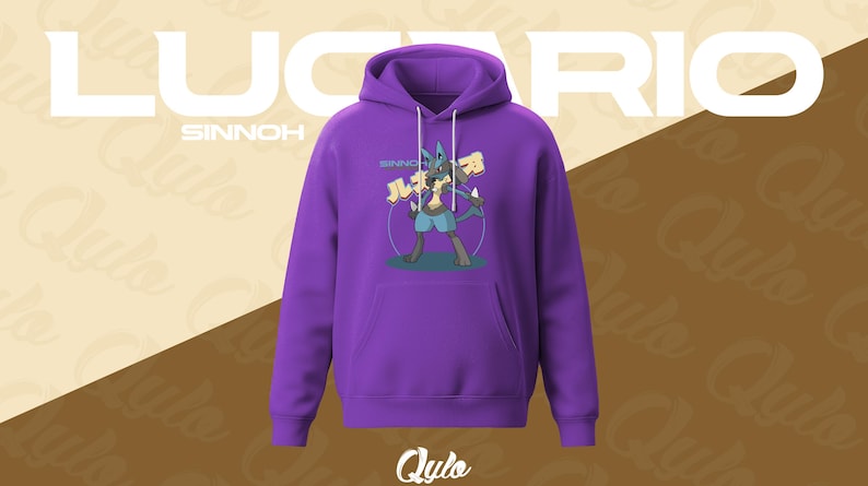 Puede incluir: Una sudadera con capucha morada con un estampado de un personaje de dibujos animados. La sudadera tiene una capucha con cord&oacute;n y un bolsillo de canguro. La palabra "Lucario" est&aacute; impresa en blanco en la parte superior, y "Sinnoh" est&aacute; encima del gr&aacute;fico.