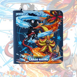 Puede incluir: Un archivador de tarjetas azul oscuro con una ilustración dinámica de elementos de fuego y agua y varios personajes de dibujos animados. El texto "MEGA EVOLUTION" y "CHAOS RISING" son visibles. El archivador tiene una encuadernación de anillas.