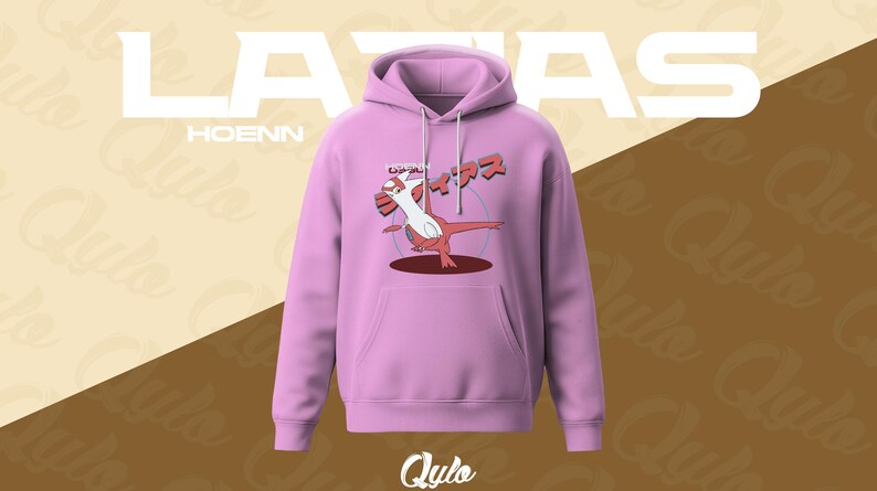Puede incluir: Una sudadera con capucha de color lila claro con bolsillo de canguro y capucha. La parte delantera presenta un personaje de dibujos animados rojo y blanco con texto japon&eacute;s encima. La palabra "LATIAS" est&aacute; impresa en blanco en la parte superior, con "HOENN" debajo.