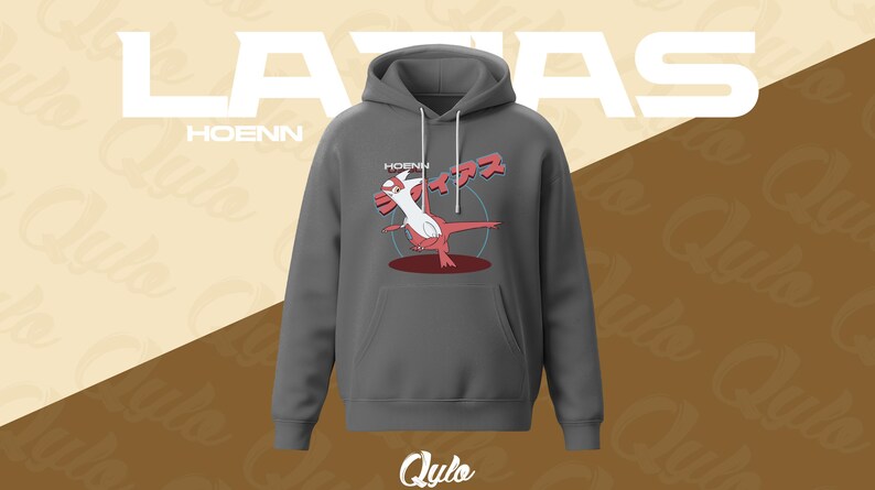 Puede incluir: Una sudadera con capucha gris oscuro con bolsillo de canguro y cord&oacute;n. La parte delantera presenta un gr&aacute;fico de una criatura roja y blanca con el texto "HOENN" encima y "LATIAS" en letras blancas grandes. El logotipo de Qylo est&aacute; en la parte inferior.