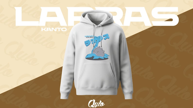 Puede incluir: Sudadera con capucha blanca con bolsillo delantero y capucha. La sudadera presenta un gr&aacute;fico azul y gris de una criatura con el texto "KANTO" y caracteres japoneses. La palabra "LAPRAS" est&aacute; impresa en letras blancas grandes encima.