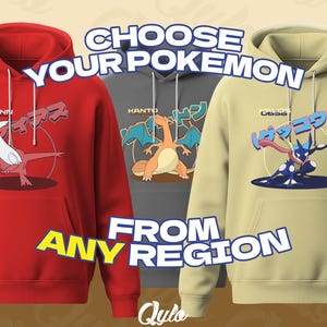 Puede incluir: Tres sudaderas con capucha rojas, grises y beige, cada una con un dise&ntilde;o de Pok&eacute;mon. La sudadera roja muestra un Pok&eacute;mon blanco y rojo con "Hoenn". La sudadera gris tiene un Pok&eacute;mon naranja con "Kanto". La sudadera beige muestra un Pok&eacute;mon azul y blanco.
