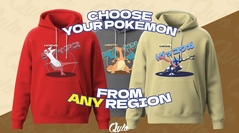Puede incluir: Tres sudaderas con capucha rojas, grises y beige, cada una con un dise&ntilde;o de Pok&eacute;mon. La sudadera roja muestra un Pok&eacute;mon blanco y rojo con "Hoenn". La sudadera gris tiene un Pok&eacute;mon naranja con "Kanto". La sudadera beige muestra un Pok&eacute;mon azul y blanco.