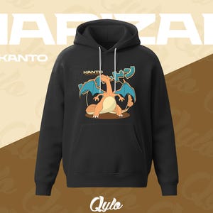 Puede incluir: Sudadera con capucha negra con un dise&ntilde;o de dibujos animados de Charizard, con alas azules y cuerpo naranja. La palabra "CHARIZARD" se muestra en blanco encima de la sudadera. La palabra "KANTO" est&aacute; encima del dise&ntilde;o. La marca "Qulo" est&aacute; en la parte inferior.