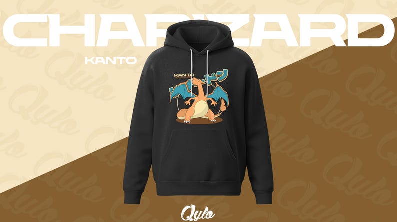Puede incluir: Sudadera con capucha negra con un dise&ntilde;o de dibujos animados de Charizard, con alas azules y cuerpo naranja. La palabra "CHARIZARD" se muestra en blanco encima de la sudadera. La palabra "KANTO" est&aacute; encima del dise&ntilde;o. La marca "Qulo" est&aacute; en la parte inferior.